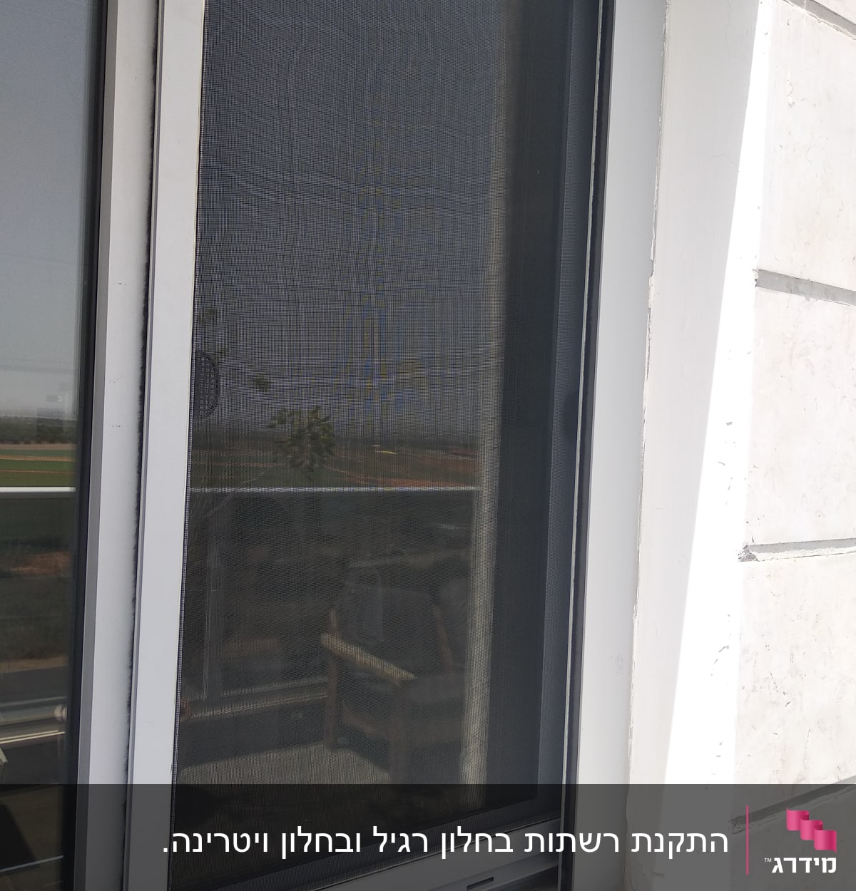 חלון אלומיניום עם מסגרת אפורה